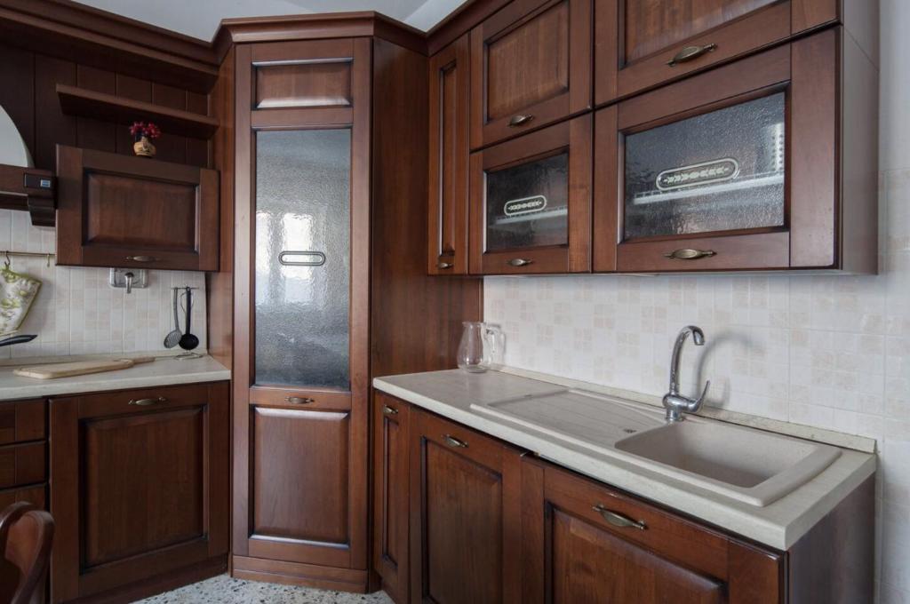 莱万托I Venti的一个带木制橱柜和水槽的厨房