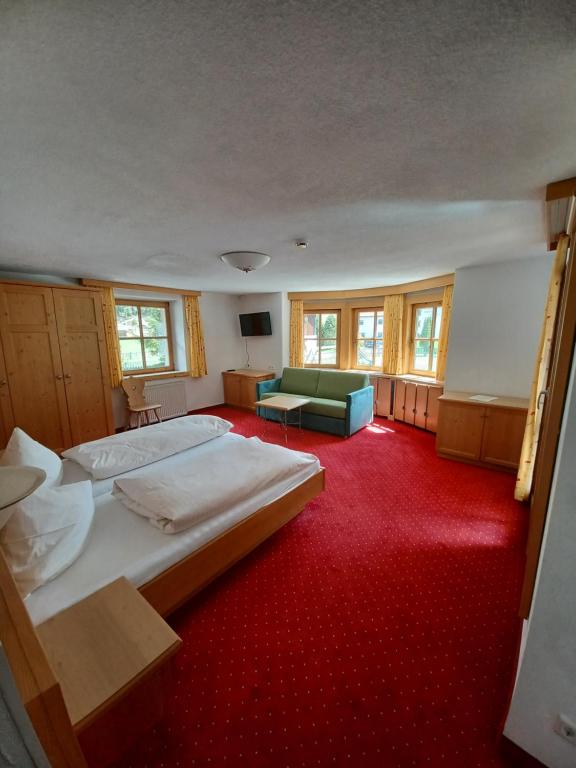 皮茨河谷圣莱昂哈德Hotel Restaurant Liesele Sonne的一间大卧室,配有两张床和红地毯