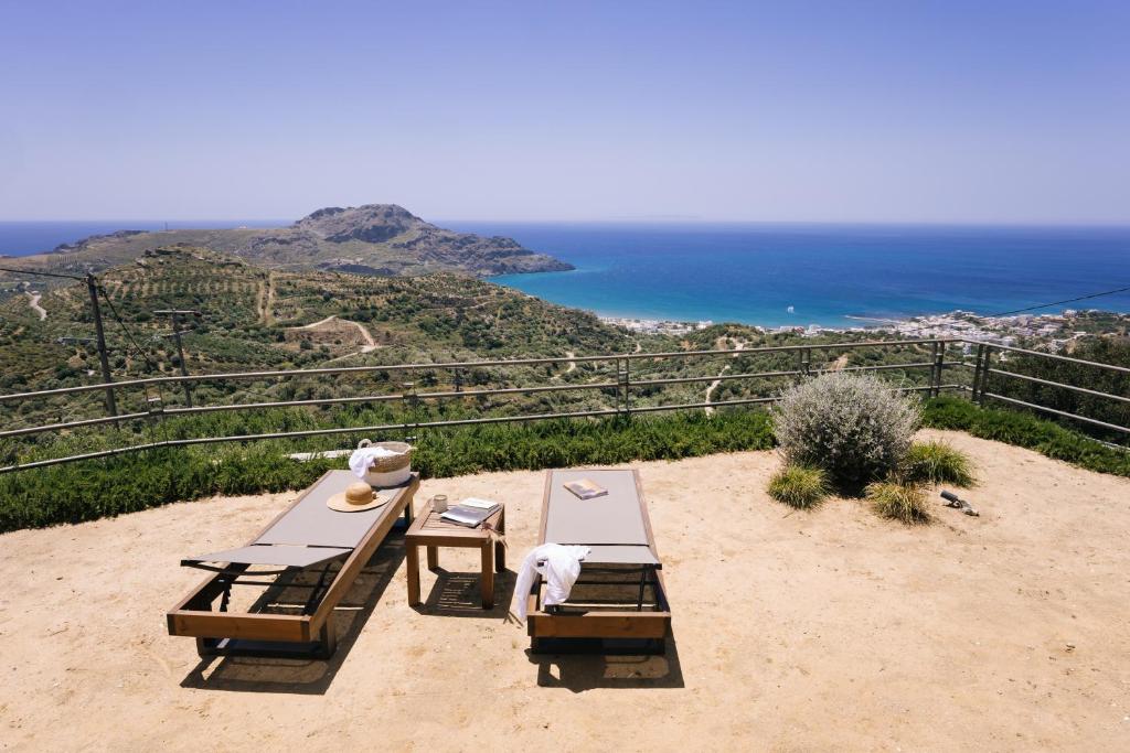 普拉基亚斯Villa Stella Suites的山丘上野餐桌,海面上