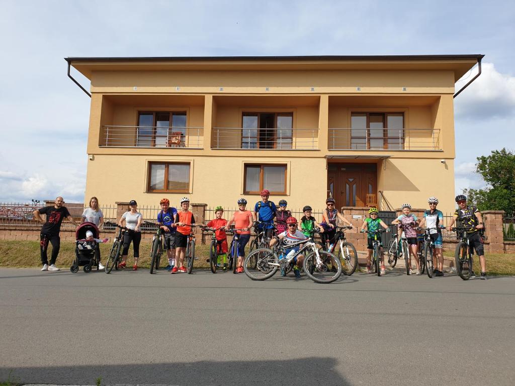 杜丁西ONYX Penzión的一群人骑着自行车在建筑物前