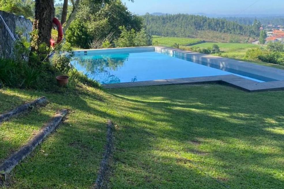 巴塞卢什Casa Mata da Ribeira的一座房子的院子内的游泳池