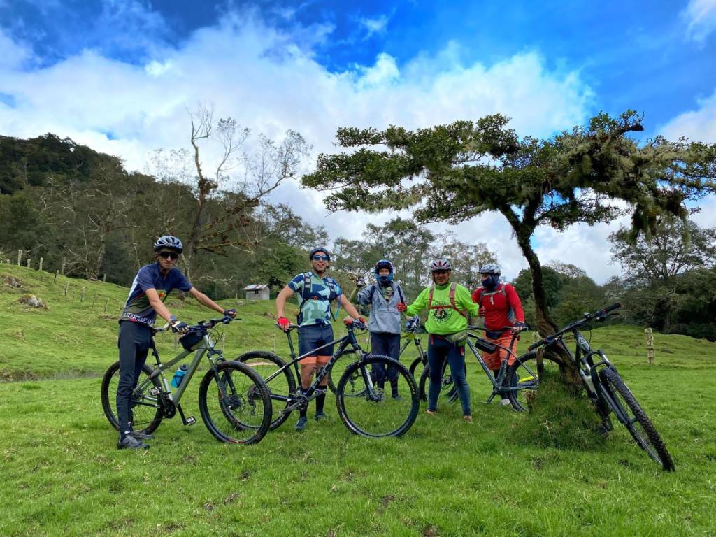 圣何塞Cabaña Anturios的一群站在田野上骑着自行车的人