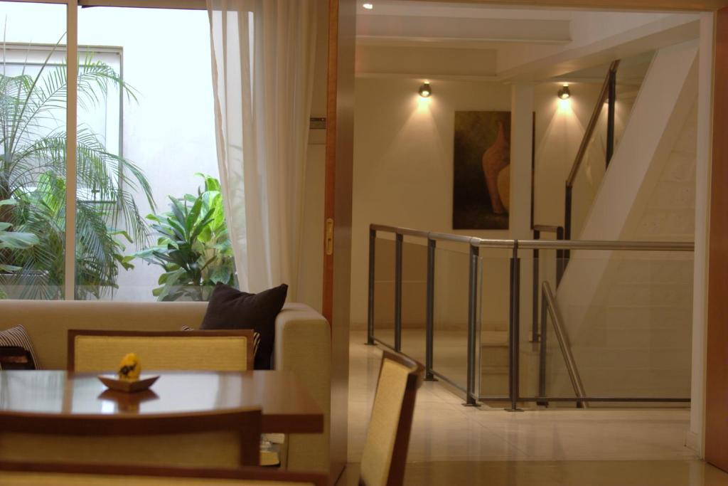 布宜诺斯艾利斯泰姆霍精品酒店的客厅配有沙发和桌子