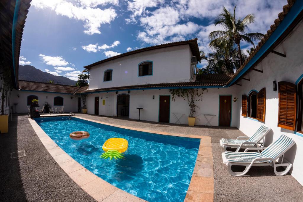 马利西亚斯Villa Salgada Maresias的房屋前带泳池面的游泳池