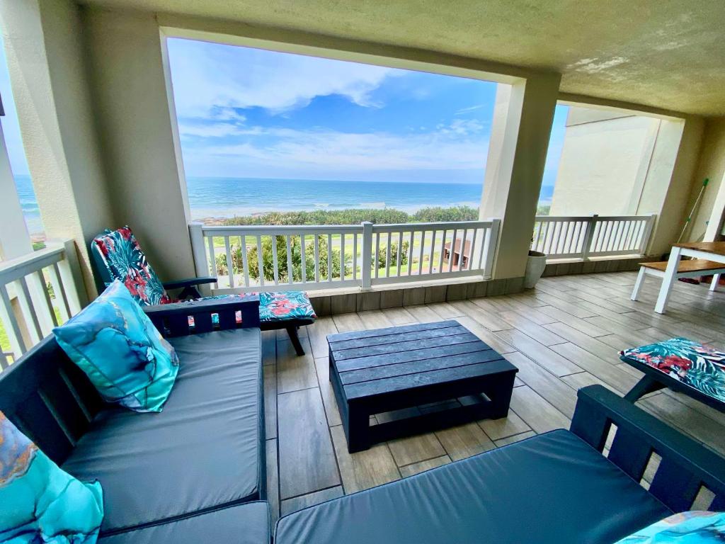 乌旺戈海滩Laguna La Crete 12的客厅设有海景阳台。