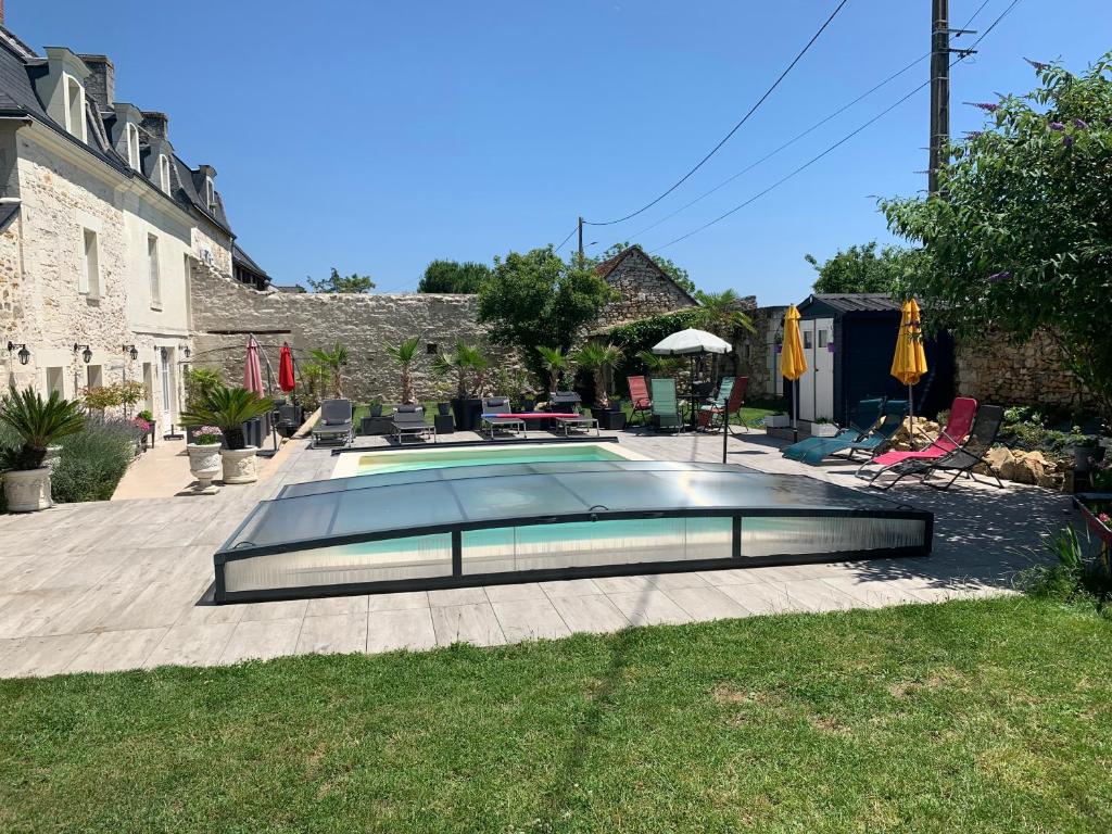 希农La Douce France Trianon的一座房子的院子内的游泳池
