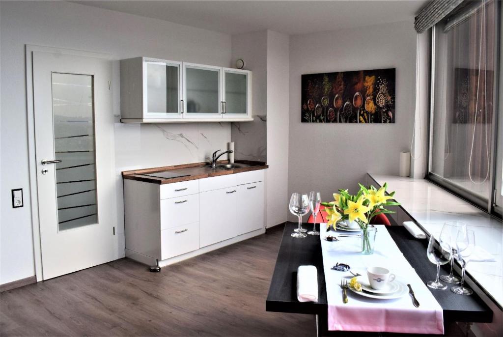 Luxusferienwohnung mit Panoramablick in Köln Zentrum的厨房或小厨房