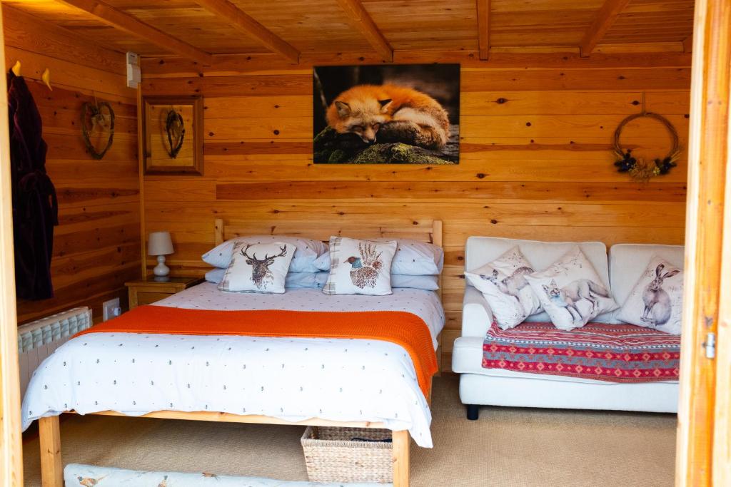 奇彭纳姆Moors Wood Relaxing ,Tranquil retreat with Hot Tub的卧室配有两张床,墙上挂着狗的照片
