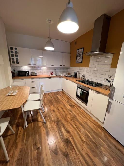 海伯敦桥Gorgeous home in Hebden Bridge的一间铺有木地板并配有桌子的大厨房