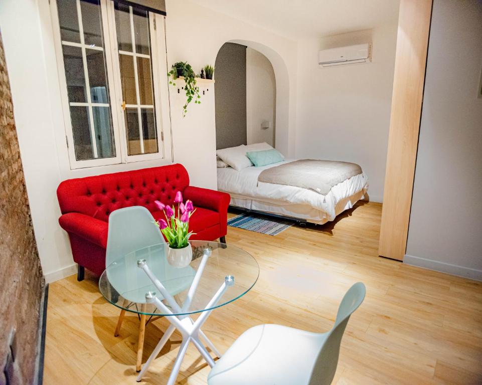 圣地亚哥Loft Nuevo en Santiago, Barrio Lastarria的客厅配有红色的沙发和玻璃桌