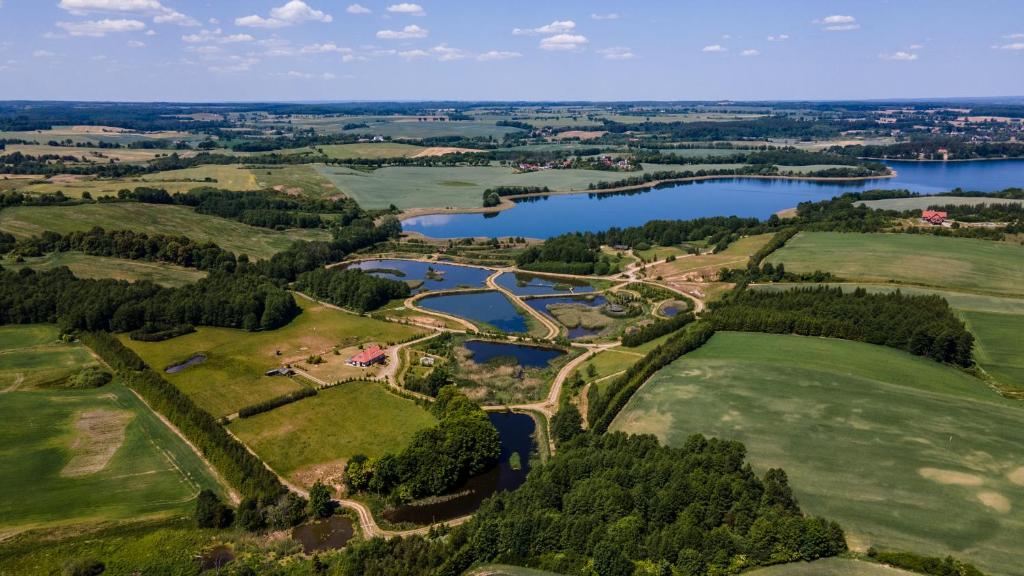 MiłakowoMiła Dolina的享有公园和湖泊的空中景致