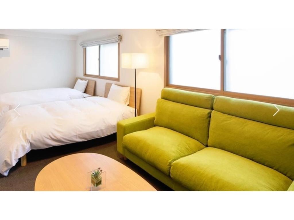 京都ＳＯ Ｋｙｏｔｏ Ｆｕｓｈｉｍｉ Ｉｎａｒｉ - Vacation STAY 76147v的客厅配有沙发和1张床