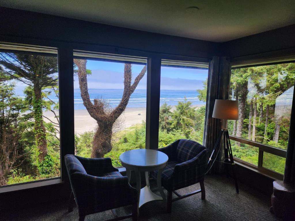 莫克利普斯海洋翠园度假村 的配有桌椅的海景客房