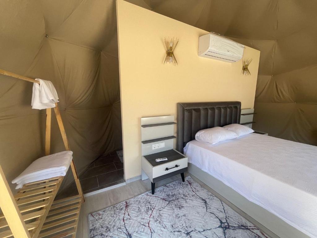 安塔利亚Yeşilçam Glamping的一间卧室配有一张床和一个帐篷
