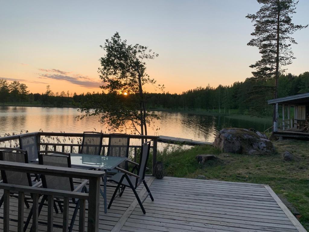 KopparbergStuga med sjöläge的湖畔甲板上配有桌椅