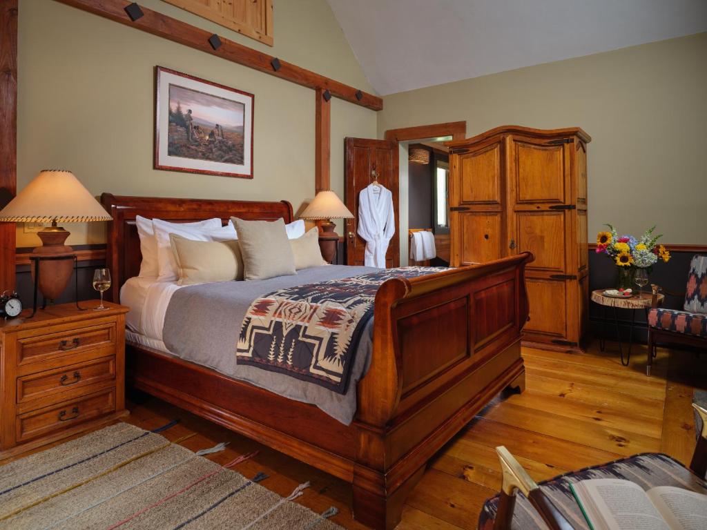莱德亚德中心艾比莱顿希尔住宿加早餐旅馆的一间卧室设有一张大型木床和木地板