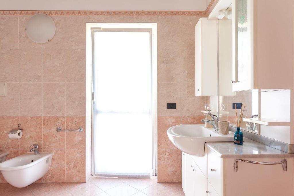 卡纳戈Apartment MisiAdele的一间带水槽、卫生间和镜子的浴室