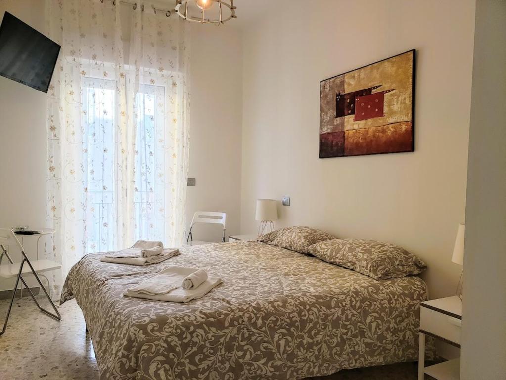 圣安吉罗山Dimora Mastcarrir的一间卧室配有一张床,上面有两条毛巾