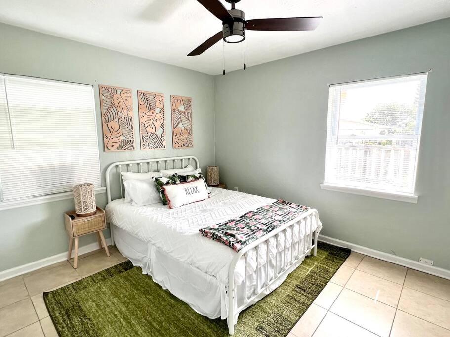 可可比奇Palm Paradise in downtown Cocoa Beach的卧室配有白色的床和吊扇