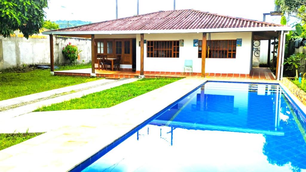 阿卡西亚斯Casa de descanso acacias meta的别墅前设有游泳池