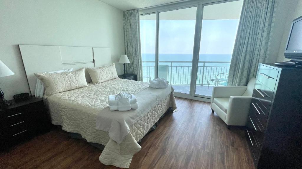 默特尔比奇Highest Ocean Front View的一间卧室设有一张床,享有海景