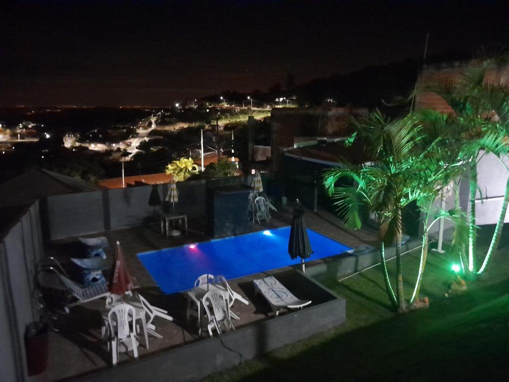塞拉内格拉RECANTO K9 - SERRA NEGRA SP. No verão e no inverno的享有游泳池的夜间景致