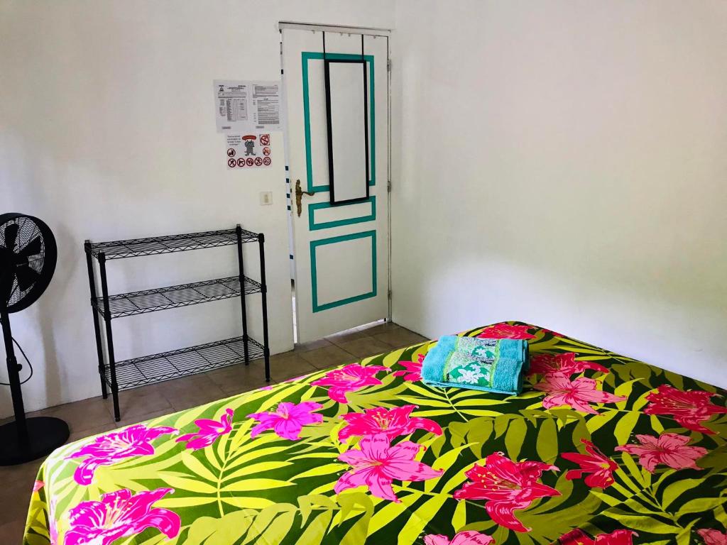 努库希瓦CHEZ ANIAKI的一间卧室配有一张绿色粉色床