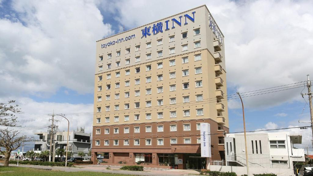 石垣岛Toyoko Inn Okinawa Ishigaki-jima的建筑的侧面有标志