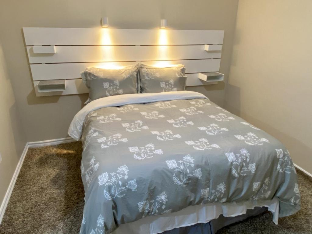 纽马克特Affordable Room with FREE Parking in Newmarket ON的一间卧室配有一张带床头板和枕头的床