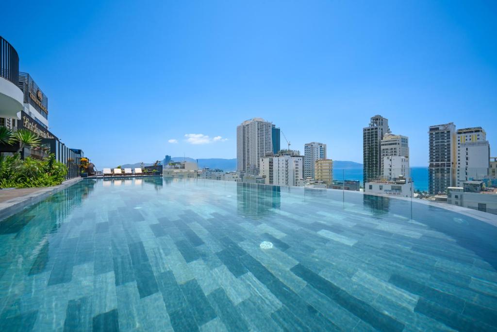 岘港Golden Lotus Grand的城市天际线顶部的大型游泳池