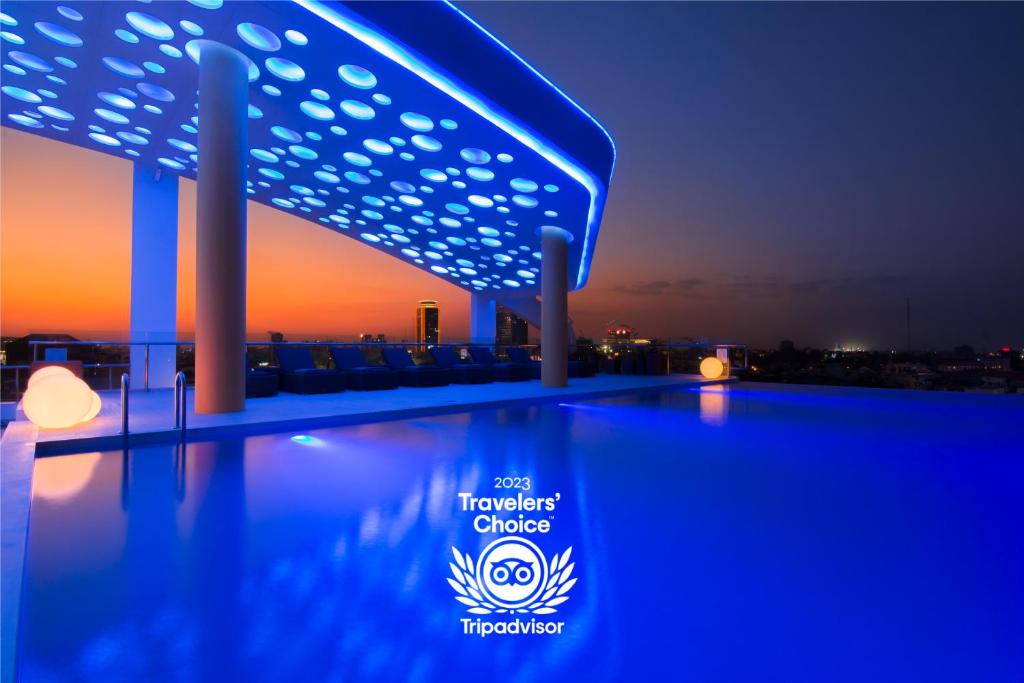 金边太阳月亮城市酒店的夜间在建筑物屋顶上的游泳池