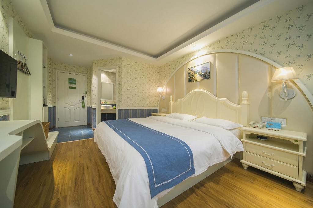 长沙莫林风尚酒店长沙涂家冲地铁站店的一间带大床的卧室和一间浴室