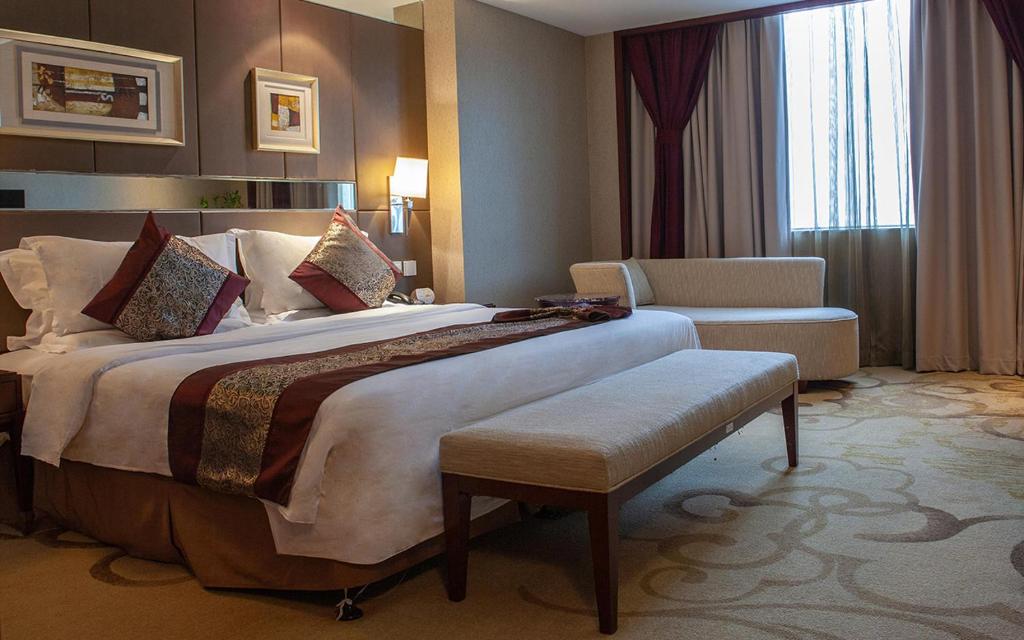 北京北京唯实酒店（唯实国际文化交流中心）的酒店客房带一张大床和一把椅子
