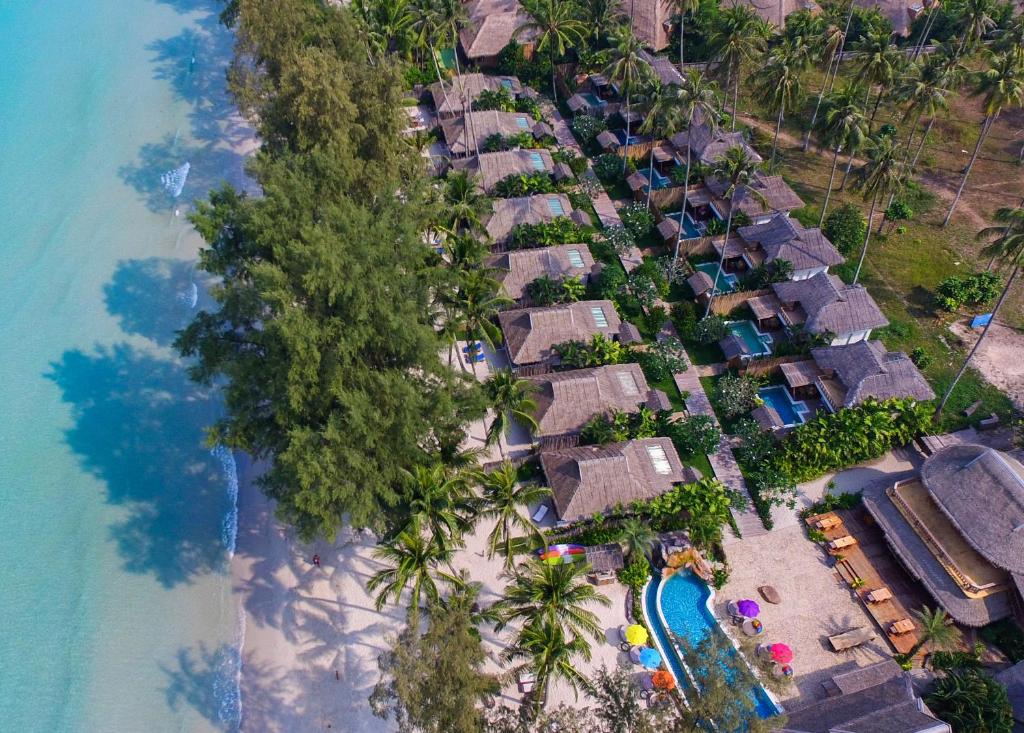库德岛汀克贝尔@沽岛度假酒店的海滩上的度假村的空中景观