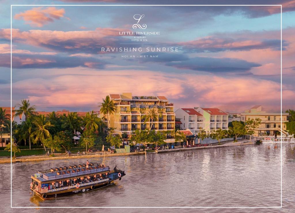 会安Little Riverside Hoi An . A Luxury Hotel & Spa的渡假村前的河上的小船