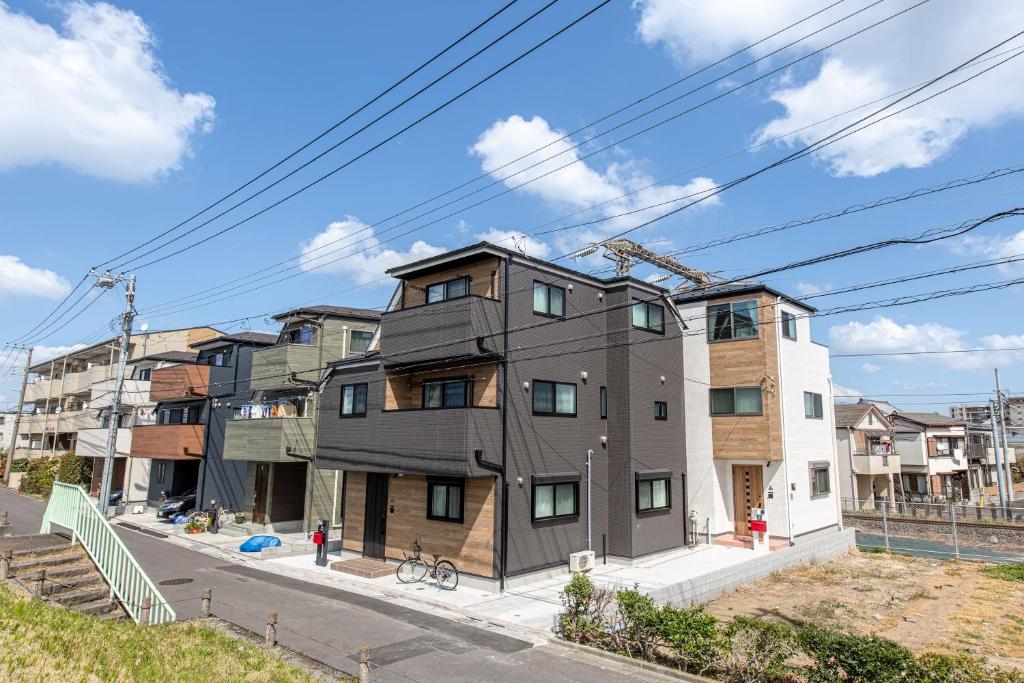 东京Ici Japon Village的街道边的建筑物