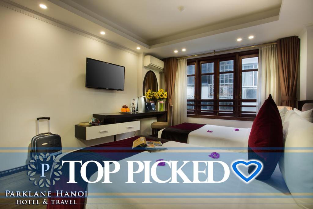 河内Parklane Central Hanoi Hotel的一间酒店客房,配有一张床和一台电视