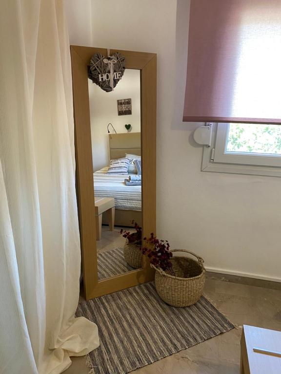 路特奇Casa Annie的卧室前的镜子,卧室配有一张床