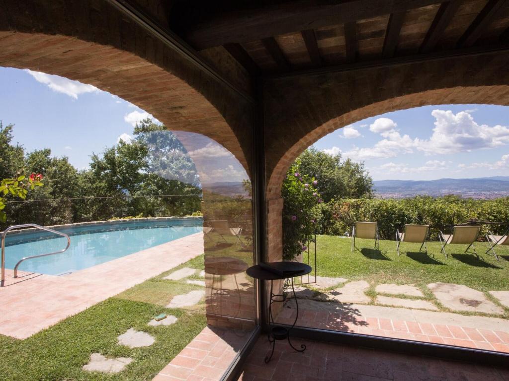 阿雷佐Ritzy Villa on a Wine Estate in Arezzo with Pool的从房子的庭院可欣赏到游泳池的景色