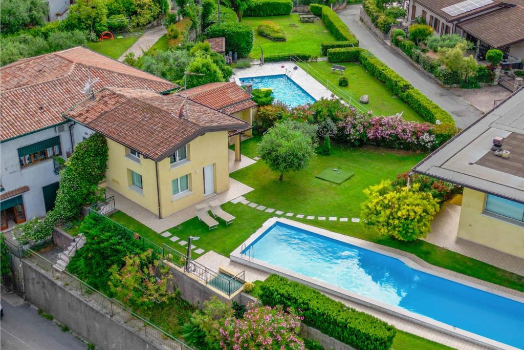索亚诺德拉戈[Piscina Panoramica] - La Casa Volante的享有房子和游泳池的空中景致