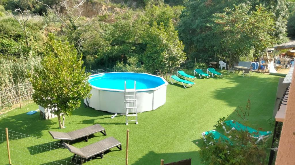 托尔德拉Rural Sant Llop的后院的游泳池形象
