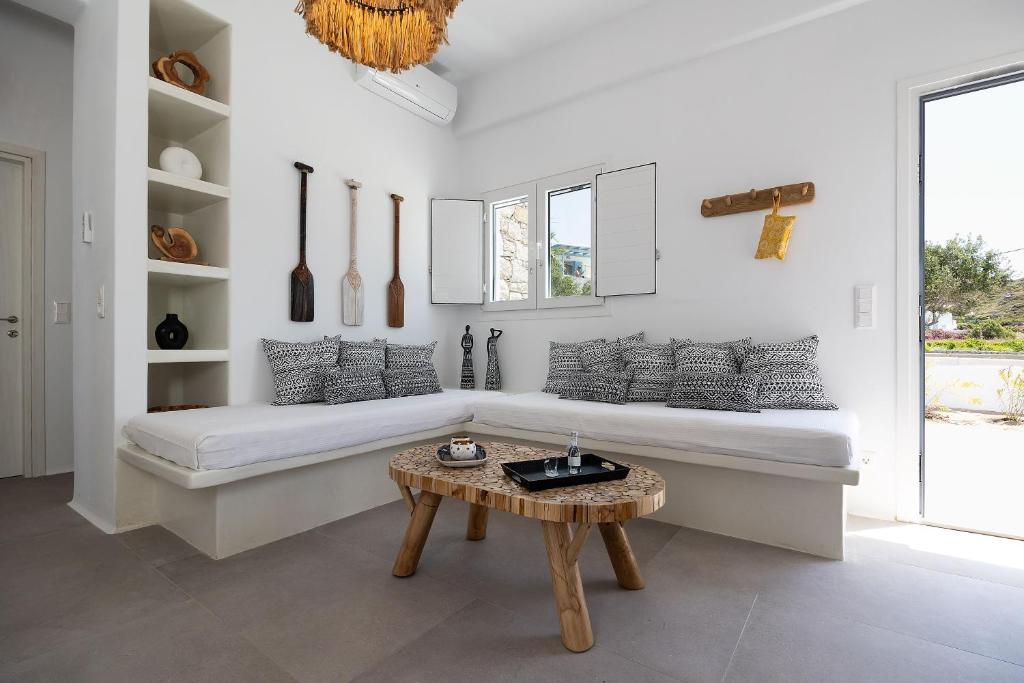 布拉卡OLIVES seaside villas (4elies)的白色的客厅配有沙发和桌子