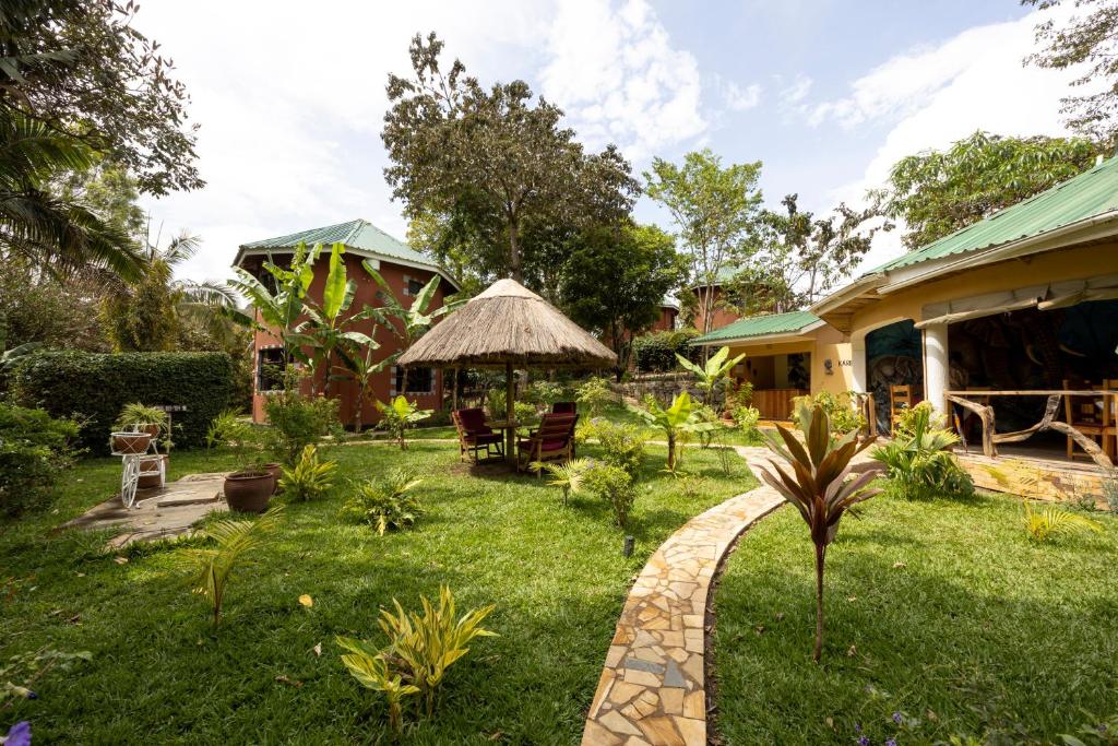 阿鲁沙Africa Safari Arusha的一座带房子和草地庭院的花园