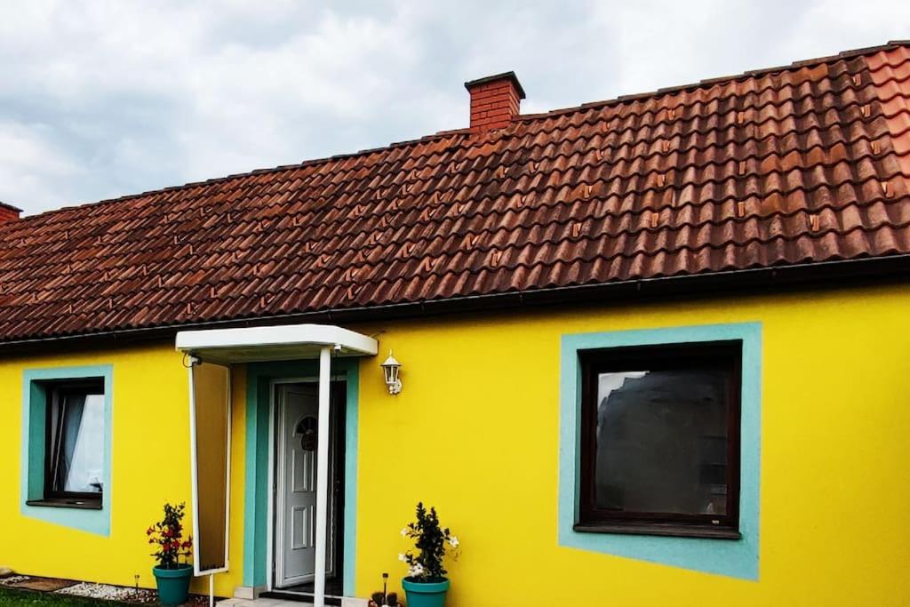 采尔特韦格Harti Haus的棕色屋顶的黄色房子