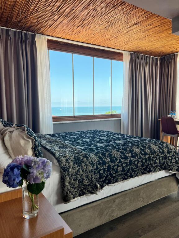 特拉布宗The North Trabzon的一间卧室设有一张床和一个大窗户