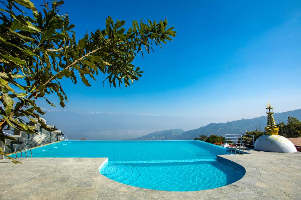 图利凯尔杜利克尔度假酒店的山景游泳池