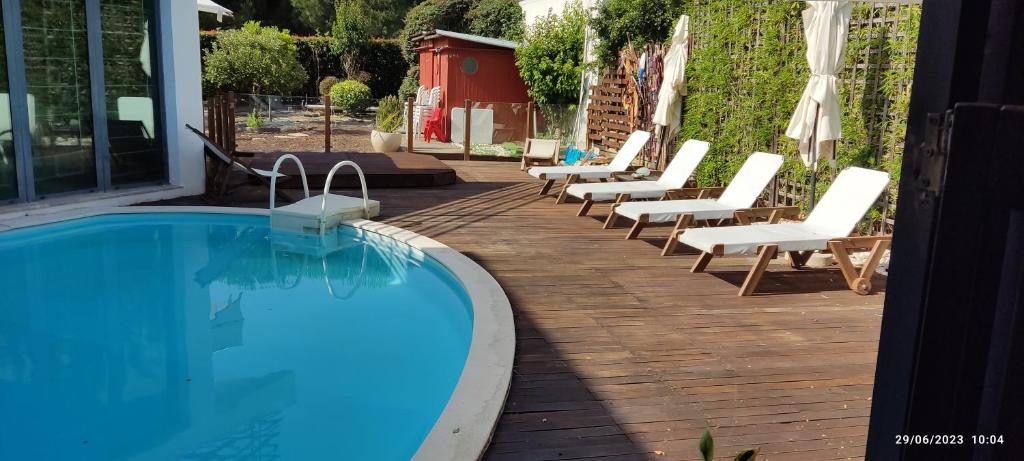 奎恩塔杜安乔Villa De Lux with pool的连排躺椅和一个游泳池