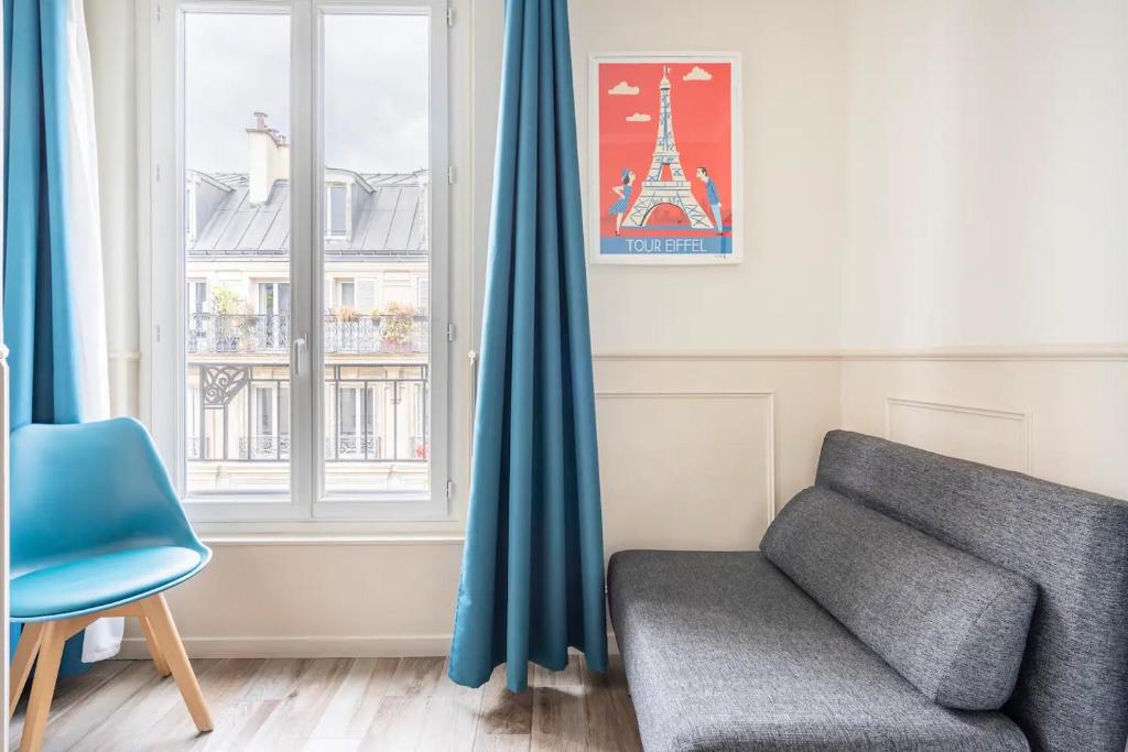 巴黎District Republique的带沙发和窗户的客厅