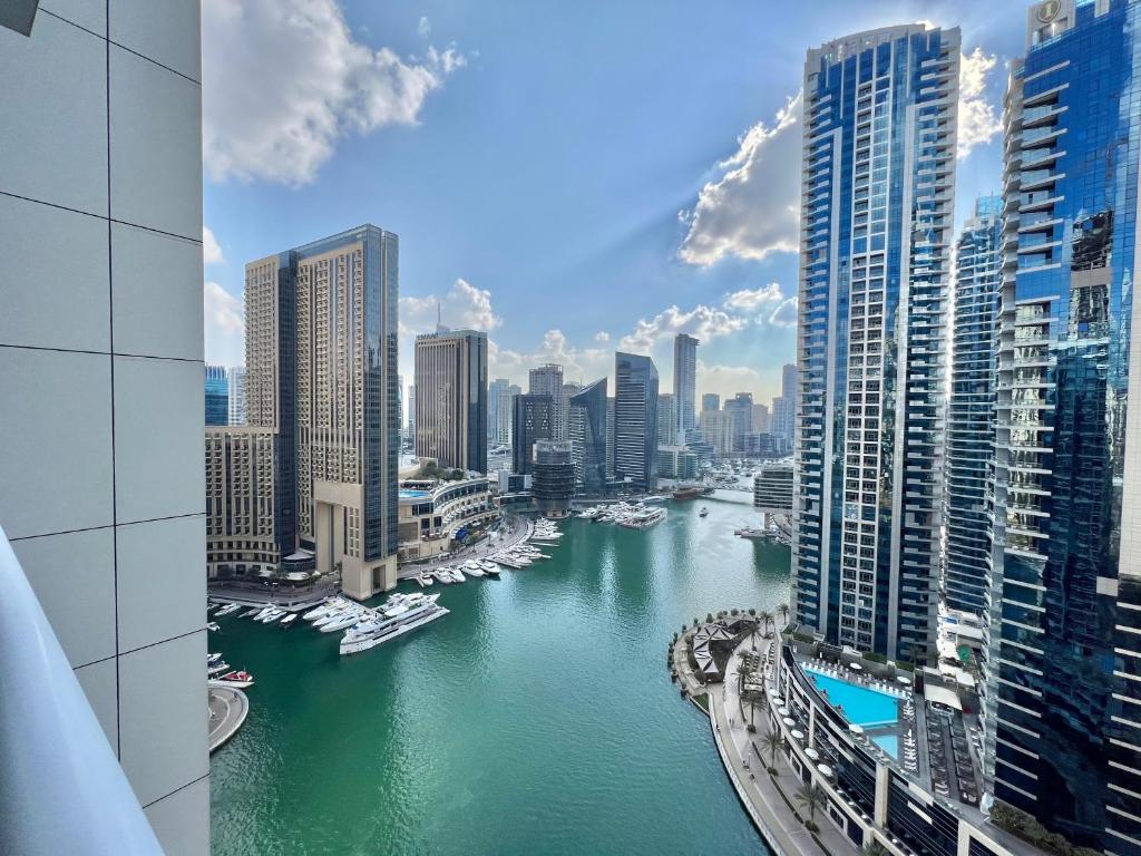 迪拜Dubai Marina Continental tower的城市中河流的景观,有船