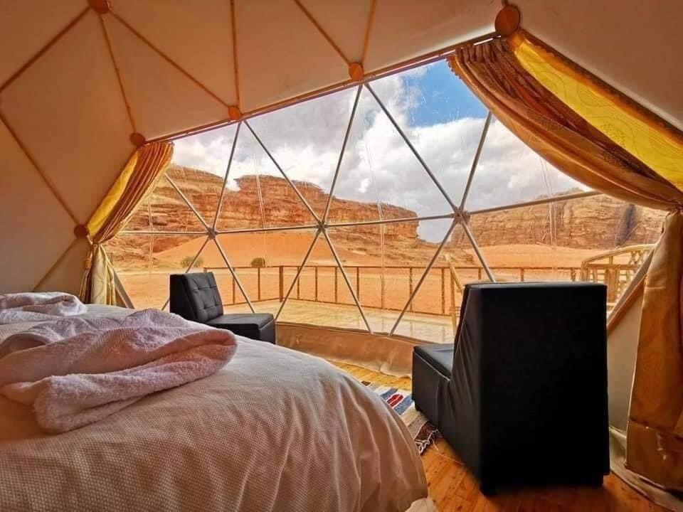 亚喀巴Wadi Rum Gulf camp的帐篷 - 带一张床 - 享有沙漠美景
